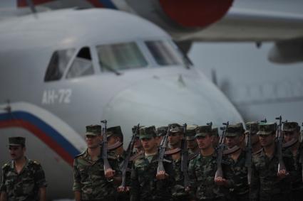 Сирия.  Парадные расчеты военнослужащих на репетиции военного парада,посвященного 71-й годовщине Победы в Великой Отечественной войне, на авиабазе `Хмеймим`.