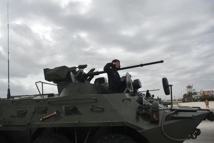 Сирия. Военнослужащие в БТР-82А механизированной колонны войск на репетиции военного парада,посвященного 71-й годовщине Победы в Великой Отечественной войне, на авиабазе `Хмеймим`.