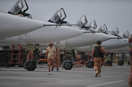 Сирия. Российские бомбардировщики Су-24 на репетиции военного парада, посвященного 71-й годовщине Победы в Великой Отечественной войне, на авиабазе `Хмеймим`.