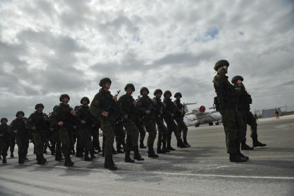 Сирия. Парадные расчеты военнослужащих на репетиции военного парада,посвященного 71-й годовщине Победы в Великой Отечественной войне, на авиабазе `Хмеймим`.