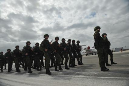 Сирия.  Парадные расчеты военнослужащих на репетиции военного парада,посвященного 71-й годовщине Победы в Великой Отечественной войне, на авиабазе `Хмеймим`.