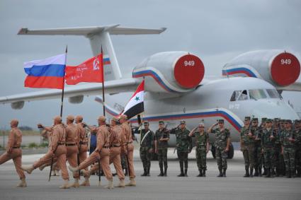 Сирия.  Парадные расчеты военнослужащих на репетиции военного парада,посвященного 71-й годовщине Победы в Великой Отечественной войне, на авиабазе `Хмеймим`.