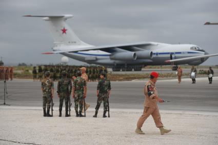 Сирия.  Парадные расчеты военнослужащих на репетиции военного парада,посвященного 71-й годовщине Победы в Великой Отечественной войне, на авиабазе `Хмеймим`.