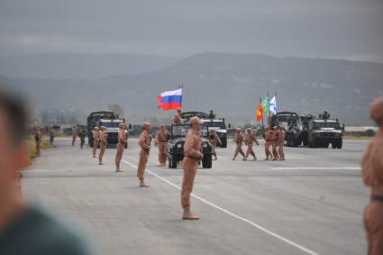 Сирия.  Парадные расчеты военнослужащих на репетиции военного парада,посвященного 71-й годовщине Победы в Великой Отечественной войне, на авиабазе `Хмеймим`.