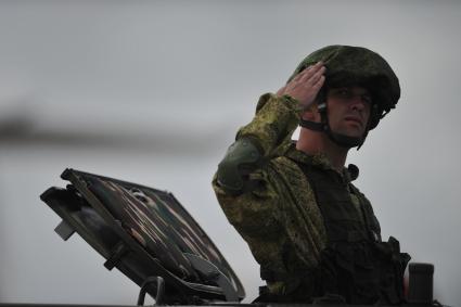 Сирия.  Военнослужащие механизированной колонны войск на репетиции военного парада,посвященного 71-й годовщине Победы в Великой Отечественной войне, на авиабазе `Хмеймим`.