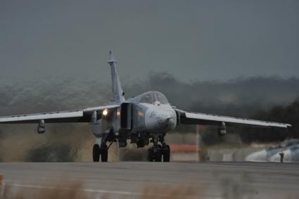 Сирия.  Российские бомбардировщики Су-24   на репетиции военного парада, посвященного 71-й годовщине Победы в Великой Отечественной войне, на авиабазе `Хмеймим`.