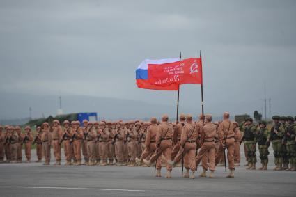 Сирия.  Парадные расчеты военнослужащих на репетиции военного парада,посвященного 71-й годовщине Победы в Великой Отечественной войне, на авиабазе `Хмеймим`.