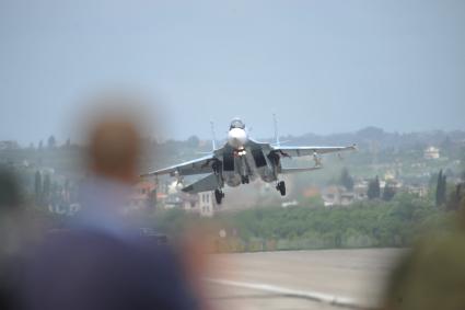 Сирия.  Российский  истребитель-бомбардировщик Су-34 на авиабазе `Хмеймим`