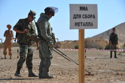 Сирия. Пальмира. Обучение сирийских солдат российскими военнослужащими поисковой тактике и обнаружению взрывных устройств.