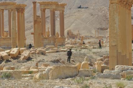 Сирия. Военнослужащие в исторической части Пальмиры, освобожденной от боевиков `Исламского государства`.