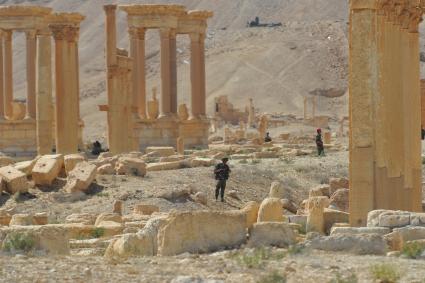 Сирия.  Военнослужащие в исторической части Пальмиры, освобожденной от боевиков `Исламского государства`.