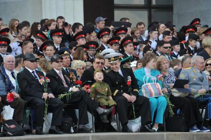 Москва.   Ветераны и зрители наблюдают за   московским парадом кадетов, посвященного 71 -годовщине Победы в Великой Отечественной войне и 75-летнему юбилею битвы под Москвой, на Поклонной  горе.