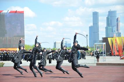 Москва.  Участники московского парада  кадетов, посвященного 71 -годовщине Победы в Великой Отечественной войне и 75-летнему юбилею битвы под Москвой, на Поклонной  горе.