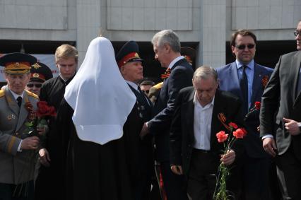 Москва.    Патриарх Московский и всея  Руси  Кирилл  и мэр Сергей Собянин приветствуют ветеранов  на Поклонной горе во время московского парада кадетов, посвященного 71- годовщине Победы в Великой Отечественной войне и 75-летнему юбилею битвы под Москвой на Поклонной горе.