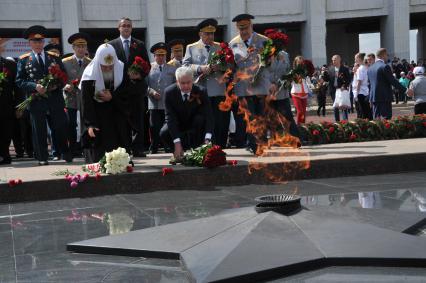 Москва.    Патриарх Московский и всея  Руси  Кирилл  и мэр Сергей Собянин возлагают цветы к вечному огню  на Поклонной горе во время московского парада кадетов, посвященного 71- годовщине Победы в Великой Отечественной войне и 75-летнему юбилею битвы под Москвой.