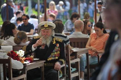 Москва. Девочка на улице  города во время праздничных гуляний, посвященных 71-й годовщине Победы в Великой Отечественной войне .