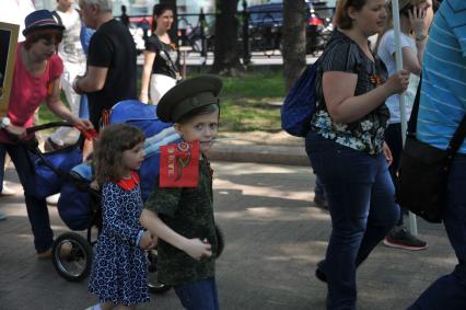 Москва. Участники шествия `Бессмертный полк`  на улице  города во время праздничных гуляний, посвященных 71-й годовщине Победы в Великой Отечественной войне .