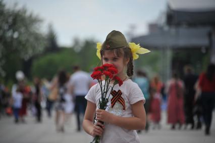 Москва. Девочка на улице  города во время праздничных гуляний, посвященных 71-й годовщине Победы в Великой Отечественной войне .