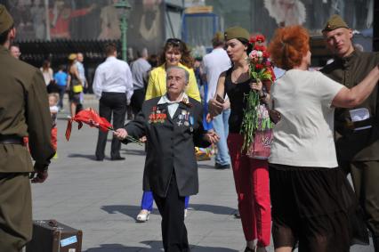 Москва. Ветераны танцуют  на улице  города во время праздничных гуляний, посвященных 71-й годовщине Победы в Великой Отечественной войне .