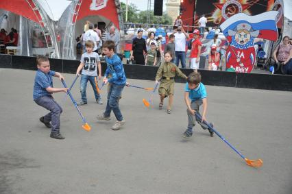 Москва.  Праздничные мероприятия на улице  города во время народных  гуляний, посвященных 71-й годовщине Победы в Великой Отечественной войне .