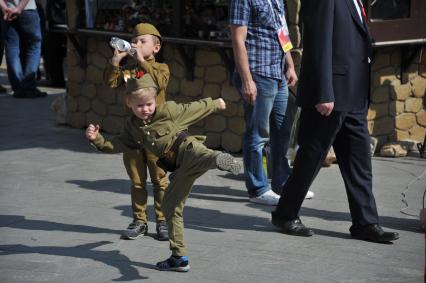 Москва. Дети на улице  города во время праздничных гуляний, посвященных 71-й годовщине Победы в Великой Отечественной войне .