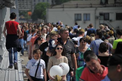 Москва.  Народ на улице  города во время праздничных гуляний, посвященных 71-й годовщине Победы в Великой Отечественной войне .