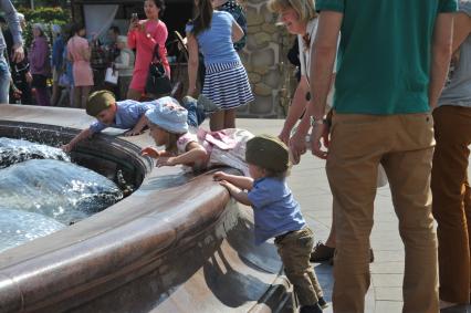 Москва. Дети у фонтана во время праздничных гуляний, посвященных 71-й годовщине Победы в Великой Отечественной войне .