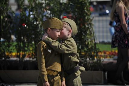 Москва. Дети на улице  города во время праздничных гуляний, посвященных 71-й годовщине Победы в Великой Отечественной войне .