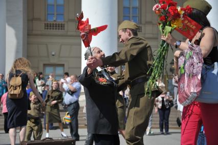 Москва. Ветераны танцуют  на улице  города во время праздничных гуляний, посвященных 71-й годовщине Победы в Великой Отечественной войне .