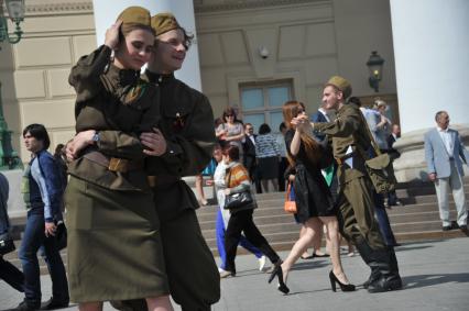 Москва.Танцы  на улице  города во время праздничных гуляний, посвященных 71-й годовщине Победы в Великой Отечественной войне .