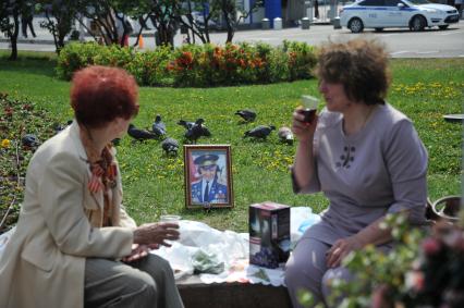 Москва. Женщины пьют вино в парке во время праздничных гуляний, посвященных 71-й годовщине Победы в Великой Отечественной войне .