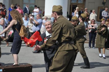 Москва. Ветераны танцуют  на улице  города во время праздничных гуляний, посвященных 71-й годовщине Победы в Великой Отечественной войне .