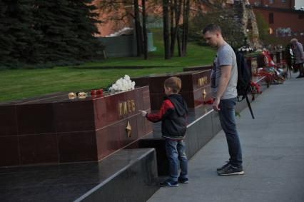 Москва.  Букет гвоздик  и корзины с цветами у стел городов-героев  в Александровском саду  Московского Кремля.