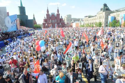 Москва. Участники шествия`Бессмертный полк` в честь 71-й годовщины Победы в Великой Отечественной войне.