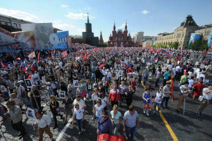 Москва.  Участники шествия`Бессмертный полк` в честь 71-й годовщины Победы в Великой Отечественной войне.