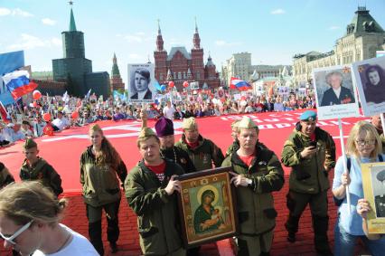 Москва. Участники шествия`Бессмертный полк` в честь 71-й годовщины Победы в Великой Отечественной войне.