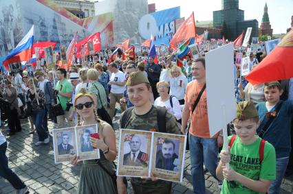 Москва.  Участники шествия`Бессмертный полк` в честь 71-й годовщины Победы в Великой Отечественной войне.