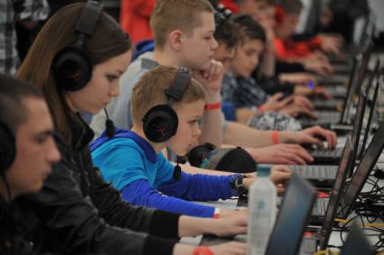 Кубинка. Гранд-финал турнира World of Tanks `Мир танков. Помним все` среди команд кадетов на фестивале `День танкиста` . Майские учения`, организованного компанией Wargaming.net – производителем популярной компьютерной игры World of Tanks.