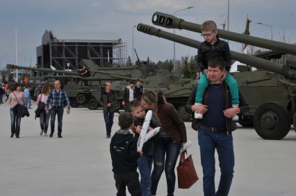 Кубинка. Гости и участники фестиваля `День танкиста. Майские учения`, организованного компанией Wargaming.net – производителем популярной компьютерной игры World of Tanks.