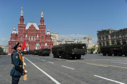 Москва. Ракетный комплекс `Искандер` на Красной площади во время военного парада, посвященного 71-й годовщине Победы в Великой Отечественной войне.