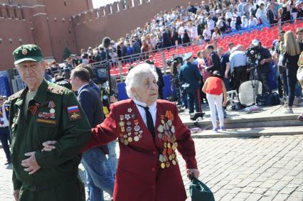 Москва.  Ветераны на Красной площади после военного парада, посвященного 71-й годовщине Победы в Великой Отечественной войне.