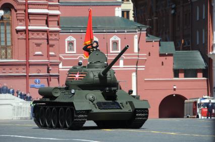 Москва.  Танк Т-34  на Красной площади во время военного парада, посвященного 71-й годовщине Победы в Великой Отечественной войне.