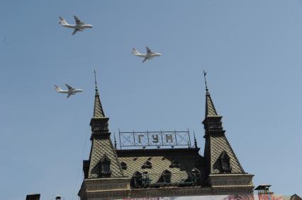 Москва. Тяжелые военно-транспортные самолеты Ил-76МД над Красной площадью во время военного парада, посвященного 71-й годовщине Победы в Великой Отечественной войне.