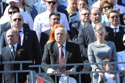 Москва.  Бывший президент СССР Михаил Горбачев (в центре) на Красной площади во время военного парада, посвященного 71-й годовщине Победы в Великой Отечественной войне.