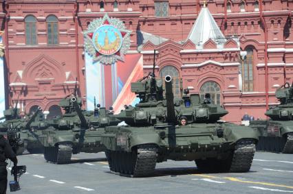 Москва. Основные боевые танки Т-90А  на Красной площади во время военного парада, посвященного 71-й годовщине Победы в Великой Отечественной войне.