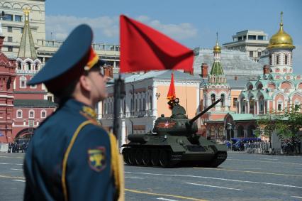 Москва.  Танк Т-34  на Красной площади во время военного парада, посвященного 71-й годовщине Победы в Великой Отечественной войне.