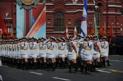 Москва.   Cводный парадный расчет женщин-военнослужащих Военного университета министерства обороны РФ на Красной площади во время военного парада, посвященного 71-й годовщине Победы в Великой Отечественной войне.