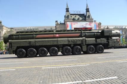 Москва. Транспортно-пусковая установка комплекса РС-24 `Ярс` на Красной площади во время военного парада, посвященного 71-й годовщине Победы в Великой Отечественной войне.