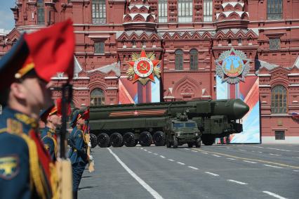 Москва. Транспортно-пусковая установка комплекса РС-24 `Ярс` на Красной площади во время военного парада, посвященного 71-й годовщине Победы в Великой Отечественной войне.