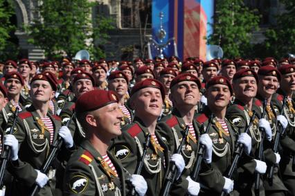 Москва.   Военнослужащие парадных расчетов  на Красной площади во время военного парада, посвященного 71-й годовщине Победы в Великой Отечественной войне.